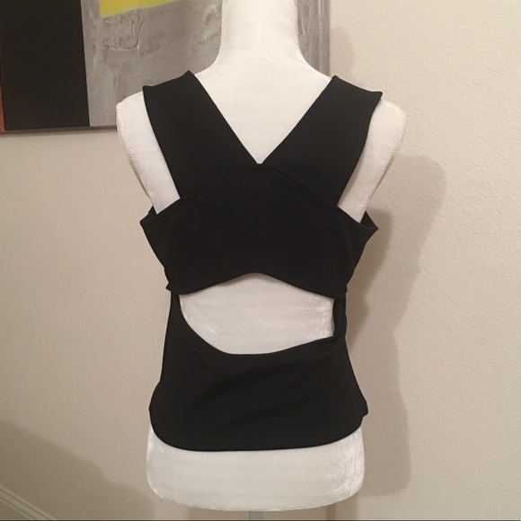 Black top with an open back - Picture 3 of 4